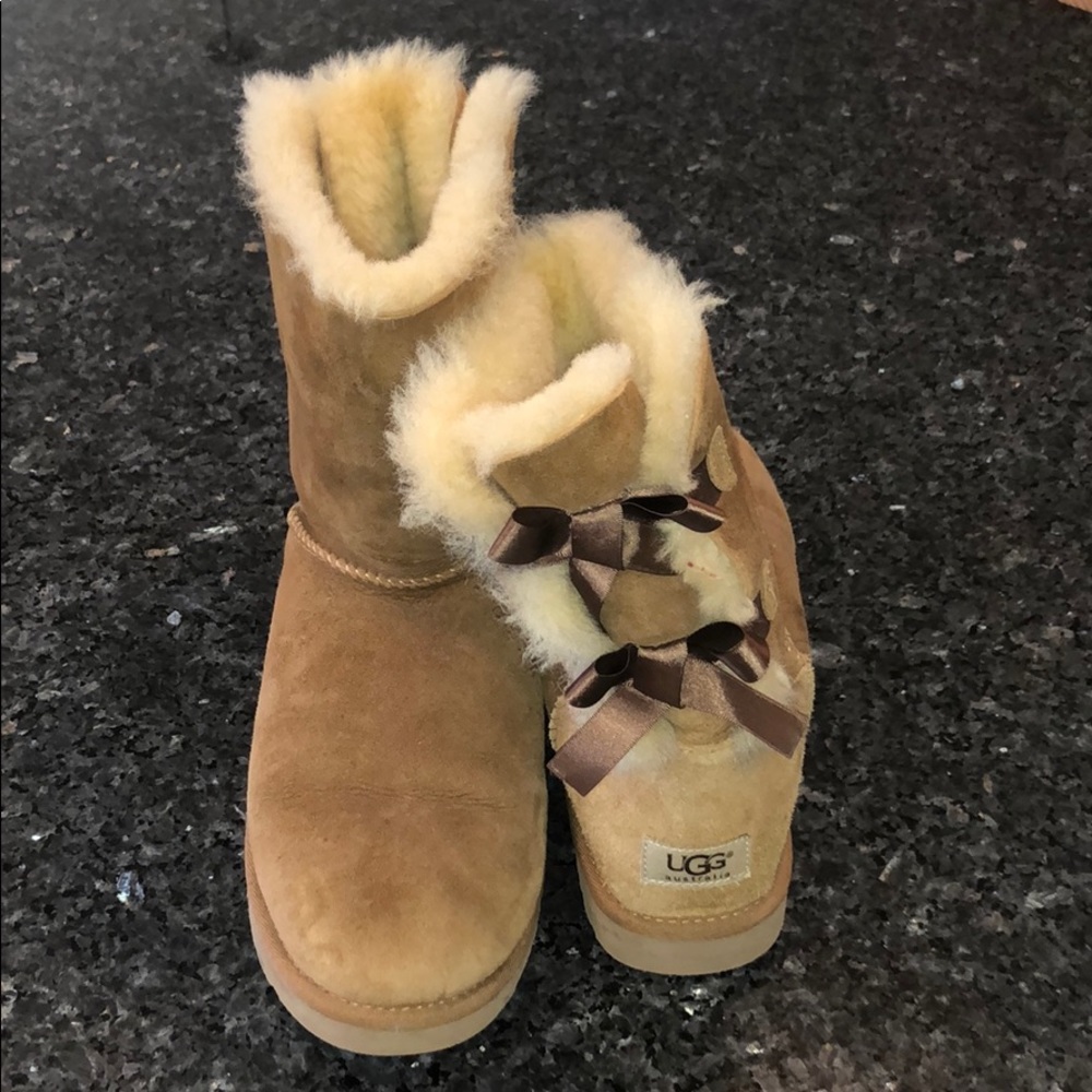 Bailey Bow Tan Uggs - Picture 1 of 5